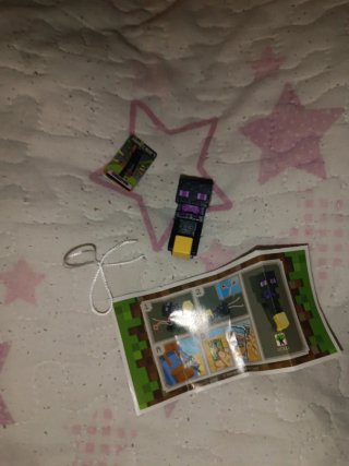 Figurita Kinder Joy Minecraft Enderman