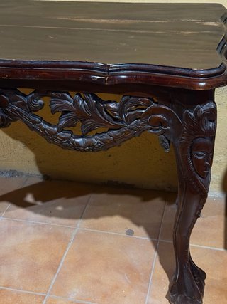 Mesa de madera tallada estilo barroco