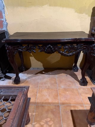 Mesa de madera tallada estilo barroco