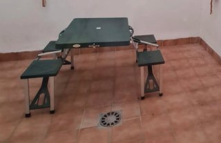 Mesa de camping plegable verde y plateada