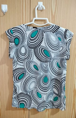 Camiseta cuello V estampada talla M