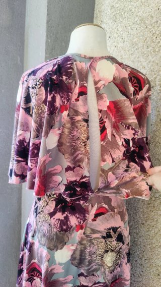 Precioso vestido cut out espalda mangas capa S 36