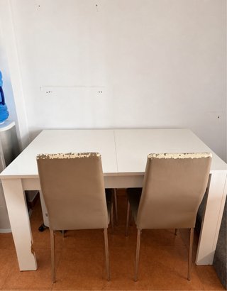 Mesa extensible blanca + 4 sillas
