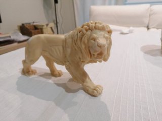 Figura de león de plástico beige