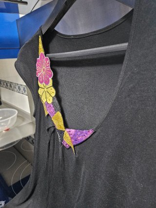Camiseta negra con apliques florales Talla L