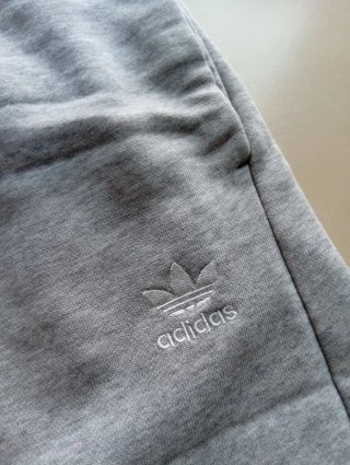 Pantalón corto Adidas gris algodón