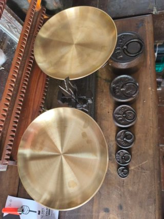Báscula antigua de platos con pesas