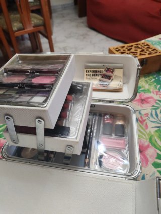 Maletín de maquillaje plateado