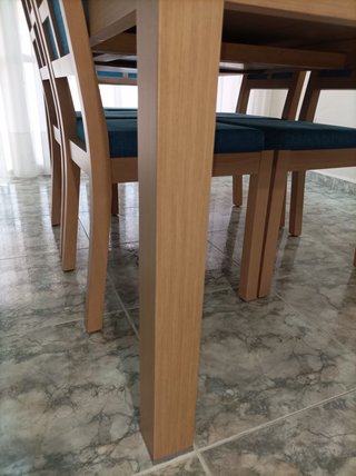 Mesa de comedor de madera con sillas azules