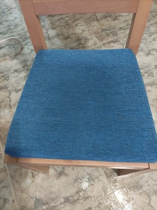 Mesa de comedor de madera con sillas azules