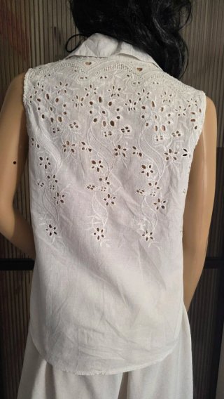 Camisa blanca calada sin mangas