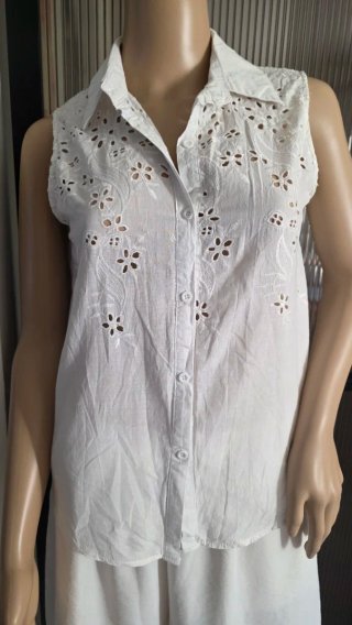 Camisa blanca calada sin mangas