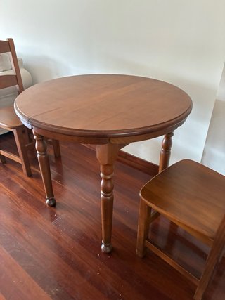 Mesa y 2 Sillas de Madera