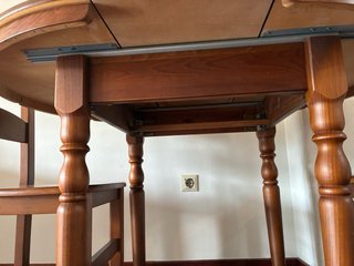 Mesa y 2 Sillas de Madera
