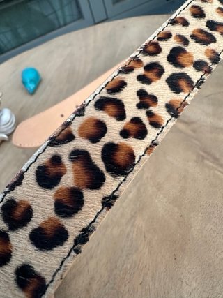 Cinturón de piel con estampado leopardo