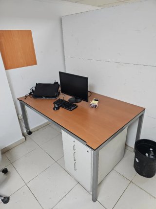 Mesa de escritorio madera y metal.