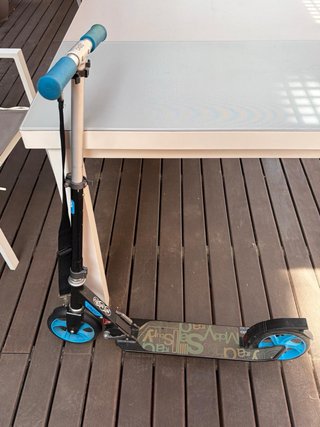Patinete infantil azul y negro