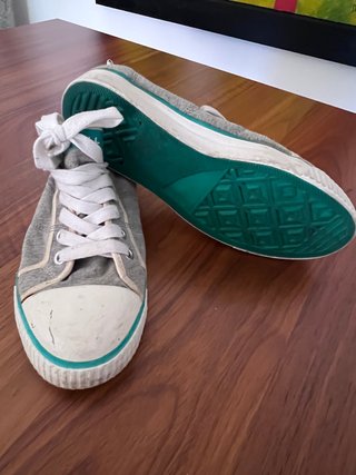Zapatillas grises y verdes