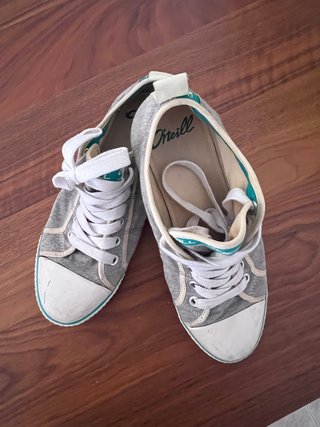 Zapatillas grises y verdes