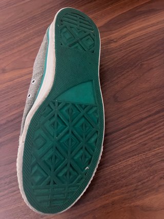 Zapatillas grises y verdes