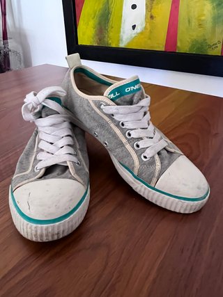 Zapatillas grises y verdes