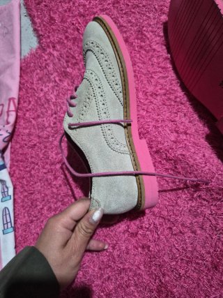 Zapatos grises con cordones rosas