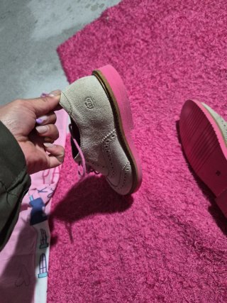 Zapatos grises con cordones rosas