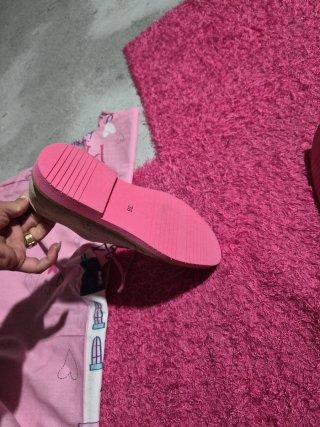 Zapatos grises con cordones rosas