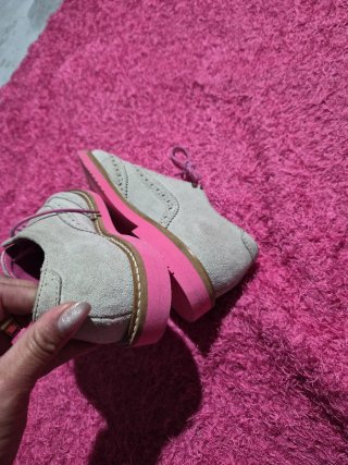 Zapatos grises con cordones rosas