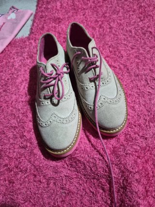 Zapatos grises con cordones rosas