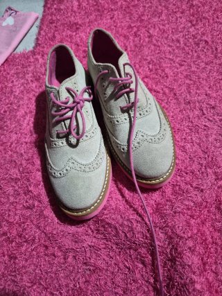 Zapatos grises con cordones rosas
