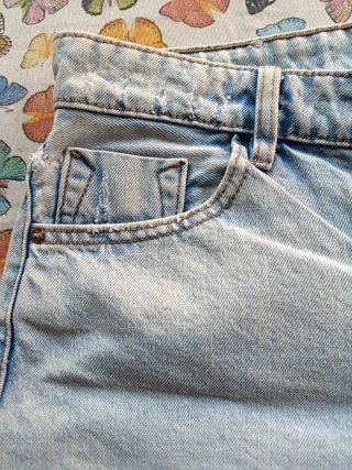 Pantalones cortos vaqueros desgastados