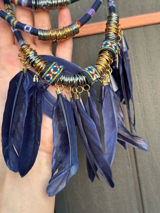 Collar étnico con plumas azul marino