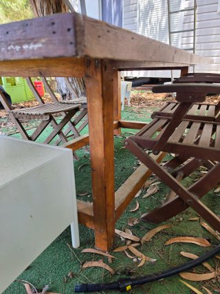 Mesa de madera con 4 sillas