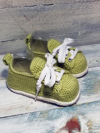 Patucos a crochet para bebé en verde pistacho