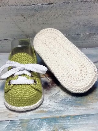 Patucos a crochet para bebé en verde pistacho