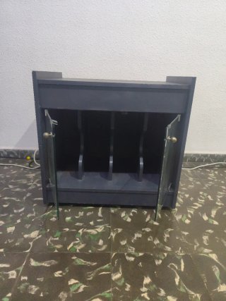 Mueble gris con puertas de cristal