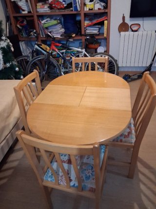 Mesa de comedor y 4 sillas de madera