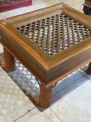 Mesa auxiliar de madera y metal