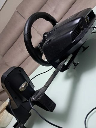 Volante Logitech G27 con pedales y palanca