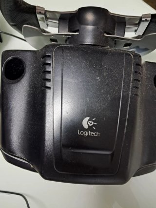 Volante Logitech G27 con pedales y palanca