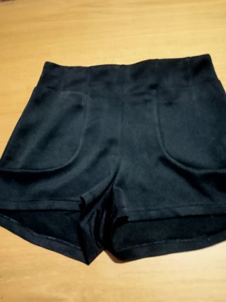 Mini y Pantalón Corto Negro y Rojo