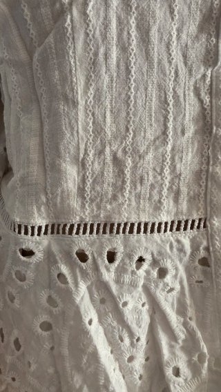 Blusa blanca cuello pico calados florales