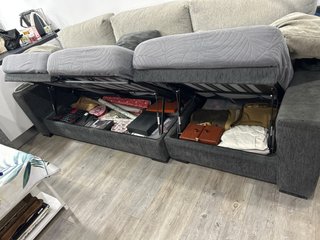 Sofá de tela beige y gris