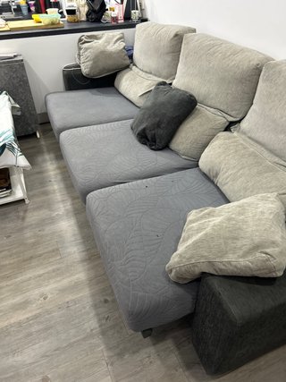 Sofá de tela beige y gris