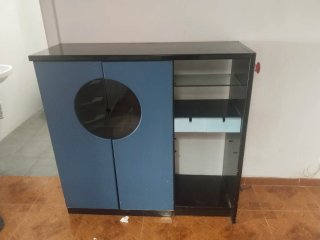 Se regala Mueble auxiliar salón negro y azul