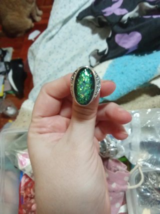 Anillo ovalado con detalles plateados