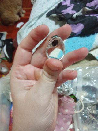 Anillo ovalado con detalles plateados