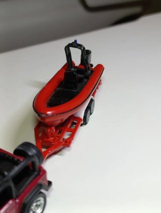 JEEP WRANGLER + REMOLQUE CON LANCHA 1/64 SIKU