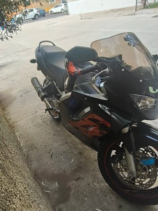Honda CBR 600 RR Negra Roja vendo o cambio